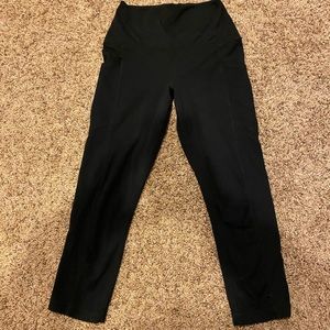 Yogalicious black leggings. Size medium capri style.